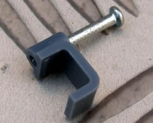 FLAT CABLE CLIPS GREY pack of 50 x 1.0mm T&E 5 X 8mm WITH HARDENED NAIL - Picture 1 of 1