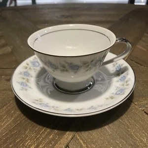 Neu im Karton Lennold Fine China of Japan - 4 Tassen & 4 Untertassen RHAPSODY blaue Rosen # 1812 - Bild 1 von 12
