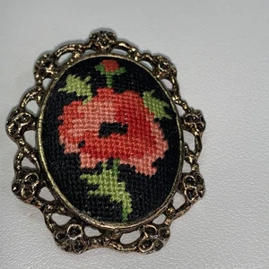 Vintage Micro Nadelspitze Brosche Anhänger rosa rose schwarz goldfarben filigran 2,25 - Bild 1 von 6