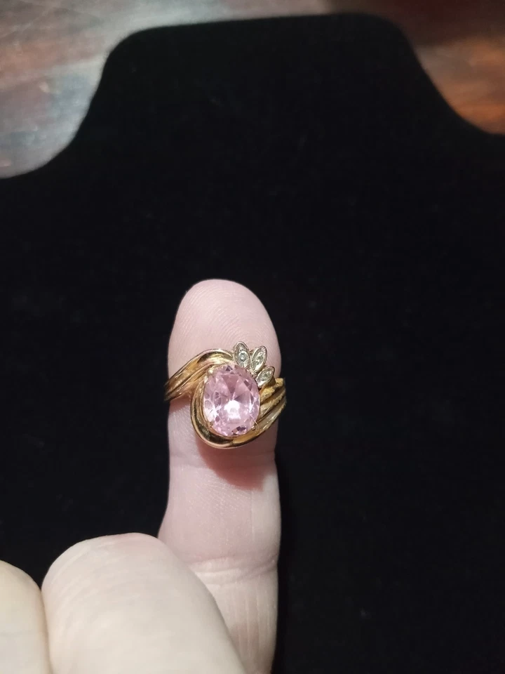 Anillo con detalles de diamantes de cuarzo rosa de oro macizo de 10k talla 5. Foto 1 de 4