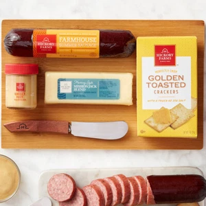 Herzhafte Feier: Wurstwaren Käse & Wurst Geschenkbrett von Great Arrivals - Bild 1 von 1