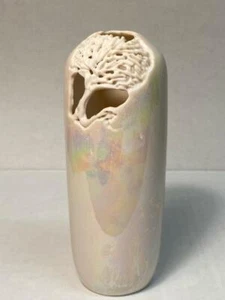 Jarrón de cerámica artístico firmado 1989 árbol grabado brillo iridiscente muy bueno - Imagen 1 de 8