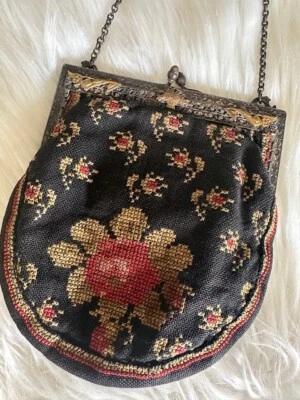 Cartera de tapiz antigua con marco de metal ornamentado y correa de cadena bolsa de punta de aguja negra Foto 1 de 4
