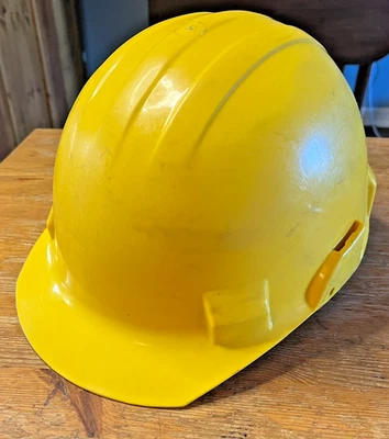 Casco de construcción Bullard amarillo vector un sombrero protector de plástico duro Foto 1 de 4