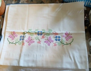 Funda de almohada vintage bordada a mano flores de primavera, mariposa - Imagen 1 de 3