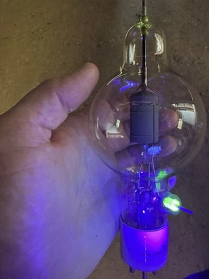 Tubo Eimac 100 con sellos de vidrio de uranio Foto 1 de 4