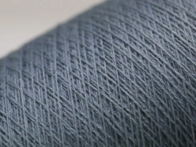 P25 (160€/kg) 100g KASCHMIR / SEIDE / MERINO BLAUGRAU (48/2) Zwirn Wolle Garn - Bild 1 von 3