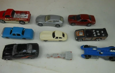 Lote de 9 autos surtidos Hot Wheels Ferrari y más mini camión Jaguar Foto 1 de 4