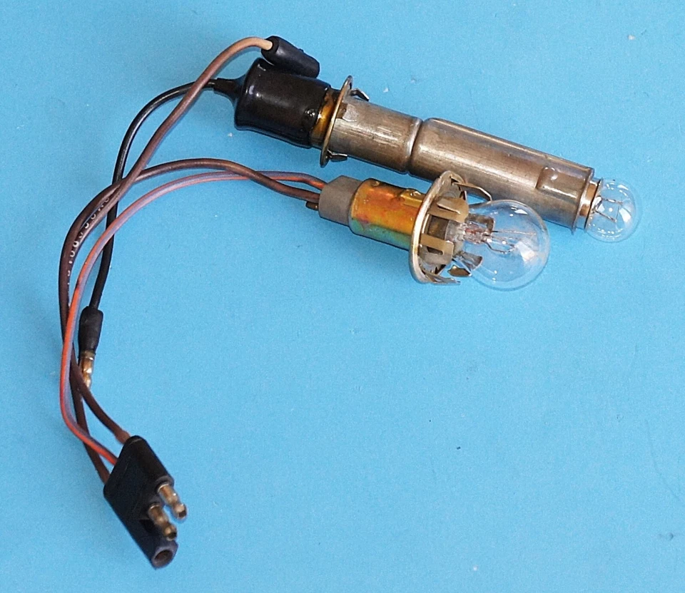 Lincoln Mark III 1968-72 OEM bombilla trasera enchufe - par Foto 1 de 1