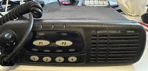 Radio bidireccional Motorola GM340 VHF (136-174 Mhz) móvil/vehículo con micrófono - Imagen 1 de 3