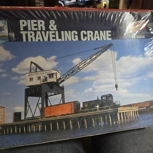 Walthers 933-3067 HO Pier & Traveling Crane Construction Vehicle Kit - Picture 1 of 3