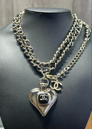 Collana CHANEL B21K Coco Mark CC motivo cuore catena ciondolo colore nero argento