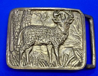 Hebilla de cinturón de latón macizo vintage de cazadores de ciervos Buck de pie en la naturaleza Foto 1 de 4