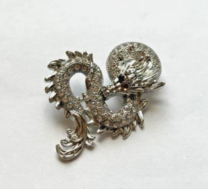BP10 SILVER TONE VINTAGE STYLE RHINESTONE CRYSTAL DRAGON BROOCH PIN - Picture 1 of 3