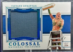 2024 Panini WWE National Treasures Tiffany Stratton RELIQUIA COLOSAL 1/1 Platino - Imagen 1 de 3