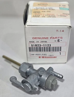 1 NUEVO Kawasaki KD80 KD100 KE100 KM G3 G4 G5 TANQUE DE COMBUSTIBLE GASOLINA PETCOCK FABRICANTE DE EQUIPOS ORIGINALES 51023-1123 Foto 1 de 4