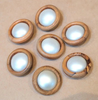 7 VINTAGE WOOD DESIGN WITH PEARLISED WHITE CENTRE BUTTONS 25mm UNUSED - Image 1 of 4