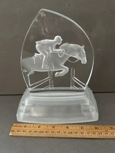 CRYSTAL D'ARQUES DURAND FIGURATIVO CAVALLO SALTO INTAGLIO CRISTALLO PLACCA TROFEO - Foto 1 di 6