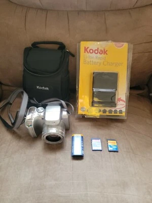 Kodak EasyShare Z612 6.1 MP Digital Camera w/ Kodak K-8500 Kit w/Case & 2 Memory - Image 1 of 4