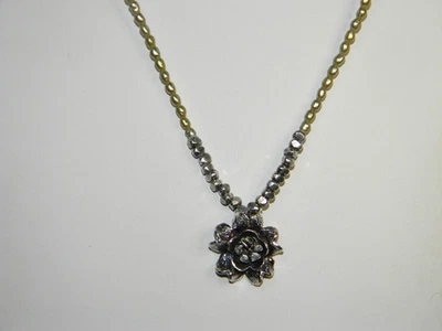 J+I Green Pearl  and Sterling Silver Bead Necklace with Flower Pendant Foto 1 de 4