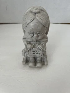 Figura vintage American Greetings abuela en mecedora tejiendo KEEP GROOVIN - Imagen 1 de 8