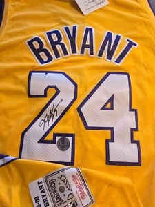 KOBE BRYANT LOS ANGELES LAKERS #24 SIGNED HOME JERSEY ONLINE HOLOGRAM VALIDATION - Picture 1 of 12