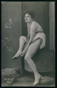 bb francés desnudo mujer zapatos y lencería originales c1910-1920 foto postal - Imagen 1 de 2