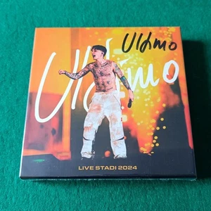 ULTIMO - Ultimo Live Stadi 2024 - BOX 2CD AUTOGRAFATO - NUOVO SIGILLATO - Foto 1 di 2
