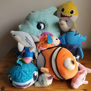 11 x Konvolut Fische Meeresbewohner weiche Plüschtiere Walhai Clown Fisch Schwert Fisch - Bild 1 von 12