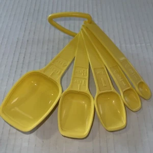 Tupperware 5er Set verschachtelte Messlöffel gelb mit D-Ring Vintage 6 Teile - Bild 1 von 3