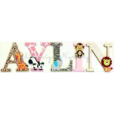 Letras de madera temáticas de safari en la selva para niñas - Letreros de guardería personalizados de selva rosa Foto 1 de 4