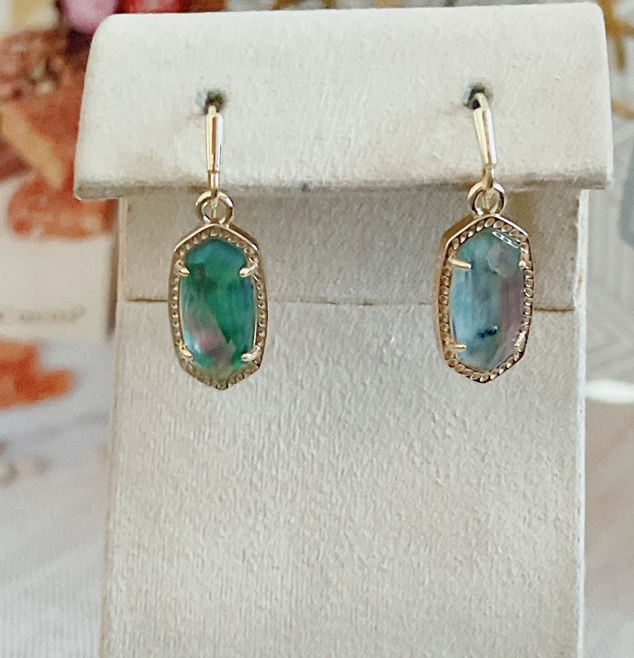 Pendientes colgantes pequeños Kendra Scott Lee en abulón lila, tono dorado Foto 1 de 2