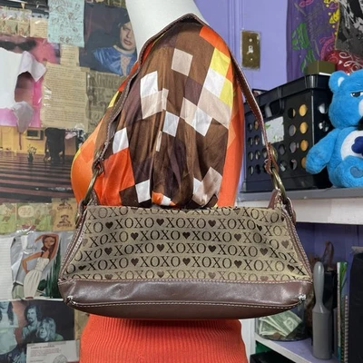 Bolso de hombro baguette con logotipo Y2K XOXO Foto 1 de 4