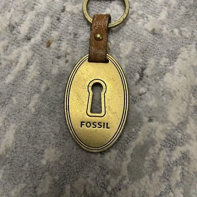 Llavero con etiqueta ovalada de cuero fósil y metal  Foto 1 de 4