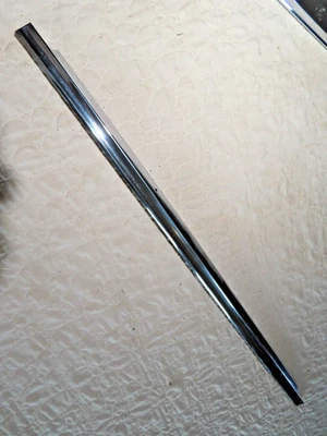 51-53 Buick Special Super Trasero Derecha Ventana Inferior Revelar Moldura Borde Foto 1 de 4