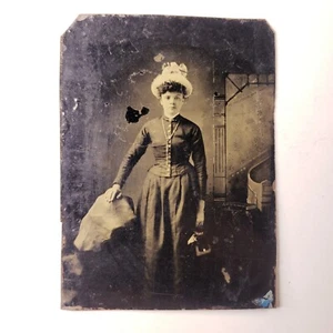 Antik (est. 1870er Jahre) Farbtyp - Frau mit tollem Hut & Handtasche - unbekanntes Studio - Bild 1 von 2