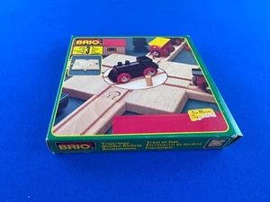 JUEGO CARRETILLA ELEVADORA BRIO #33322 (1997) / Ferrocarril de madera con caja IMPERFECTO - Imagen 1 de 7