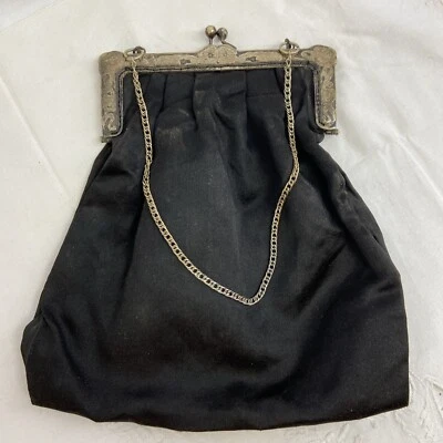 Antiguo bolso de noche negro satinado con marco de flores plateado marcado Foto 1 de 4