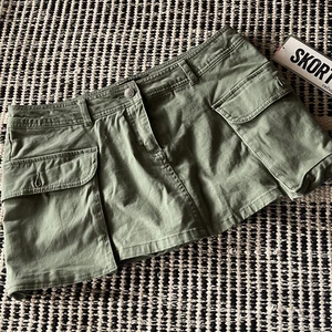 Minifalda corta Refuge talla mediana verde Csrgo nueva con etiquetas - Imagen 1 de 6