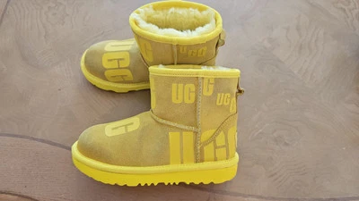 Botas clásicas de invierno UGG talla 13 con logotipo disperso para niñas grandes amarillas Foto 1 de 4