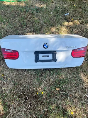 BMW 328i 2012-2016 2,0 L montaje maletero trasero OEM Foto 1 de 4