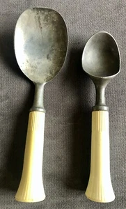 Two - Vintage Bonny Prod Co. N.Y. ICE CREAM Scooper White Plastic/Aluminum - Wow - Picture 1 of 4