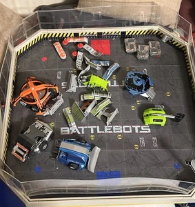 Hexbug Battlebots Arena con 3 bot, 3 telecomandi, molti extra, tutti testati/funzionanti - Foto 1 di 23