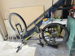 GIANT MOUNTAIN BIKE - Picture 1 of 1