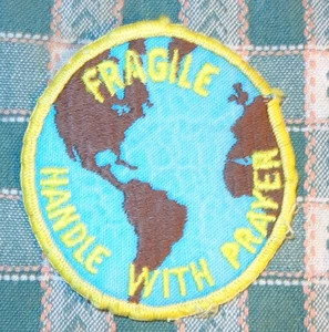 RARO PARCHE DE TELA RELIGIOSO RETRO VINTAGE GLOBO DE TIERRA MANGO FRÁGIL CON ORACIÓN - Imagen 1 de 2