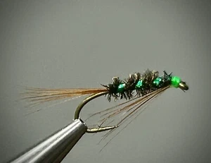 Diwal Bach Fly in Größe 10 oder 12 grün holographisch mit heißem Kopf. - Bild 1 von 1
