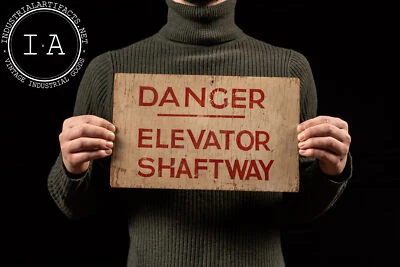 Señal de advertencia de ascensor de madera de principios del siglo XX Foto 1 de 4