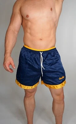 МУЖСКИЕ DIADORA НЕЙЛОНА ФУТБОЛЬНЫЕ ШОРТЫ СИНИЙ И ЗОЛОТОЙ СРЕДНИЙ (Б/У) - Изображение 1 из 4