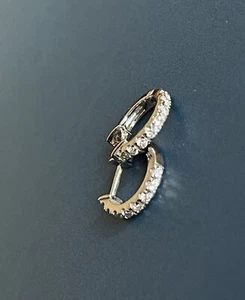 Orecchini a cerchio in oro bianco 9 kt con diamanti 0,20 ct in Huggies traversine a cerchio 8 mm - Foto 1 di 5