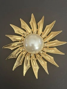 SPILLA GIOIELLO VINTAGE BSK FIRMATA SPILLA TESTURIZZATA TONO ORO PERLA CENTRO 2 3/4” - Foto 1 di 9